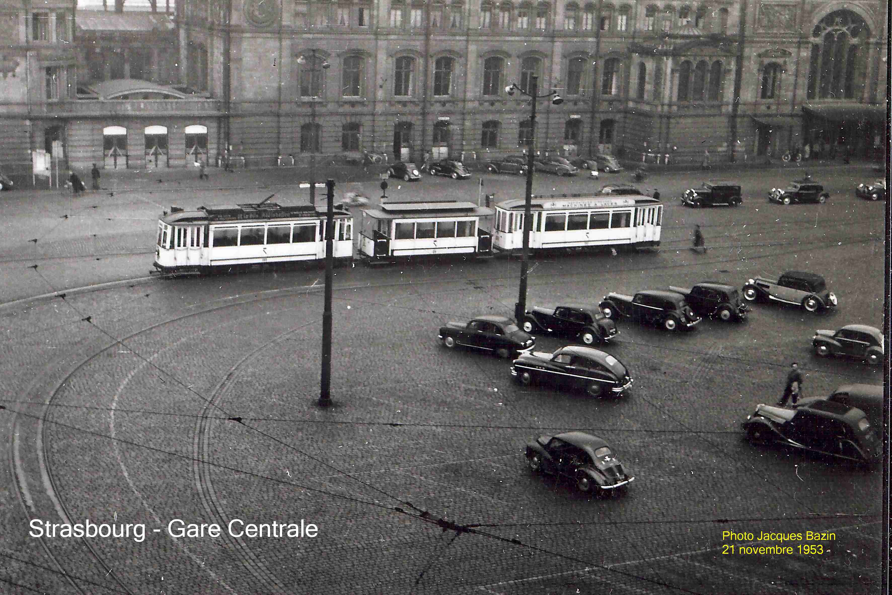 Une motrice et ses deux remorques, Place de la Gare.